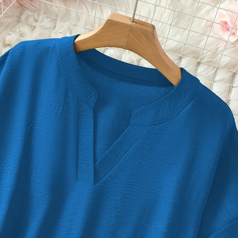 DANIELA | LIGHTWEIGHT TOP WITH V-NECK